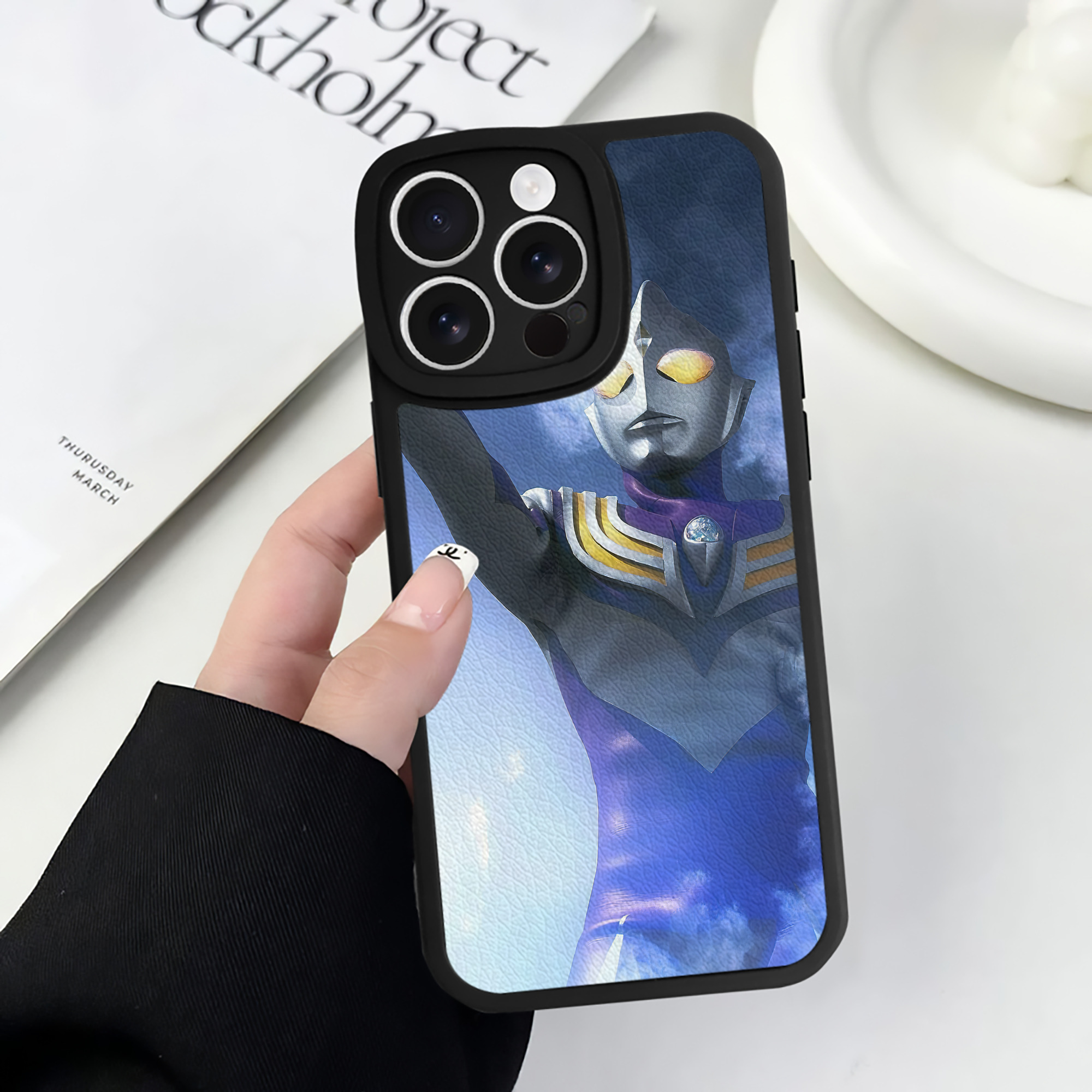 （画像用） ウルトラマン Ultraman 【iPhone 16シリーズ対応】シリコンスマホケース（レザー調） 材質：シリコン